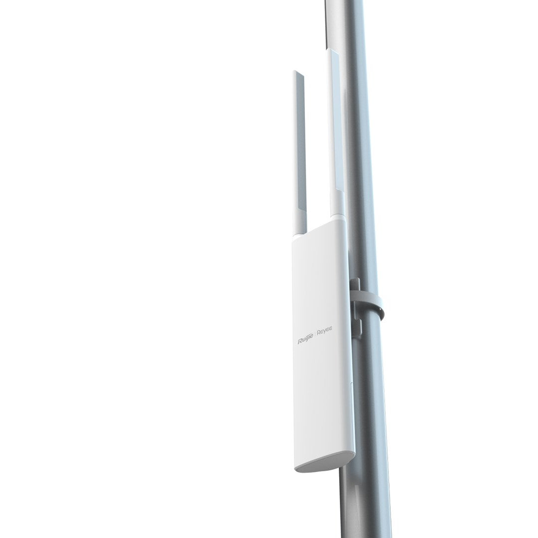 Antenli beyaz bir Ruijie Rayee cihazı metal direğe takılıdır.