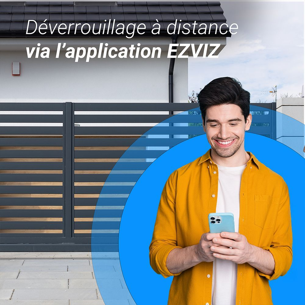 Hombre con teléfono frente a puerta. Texto: Desbloqueo remoto via app EZVIZ.