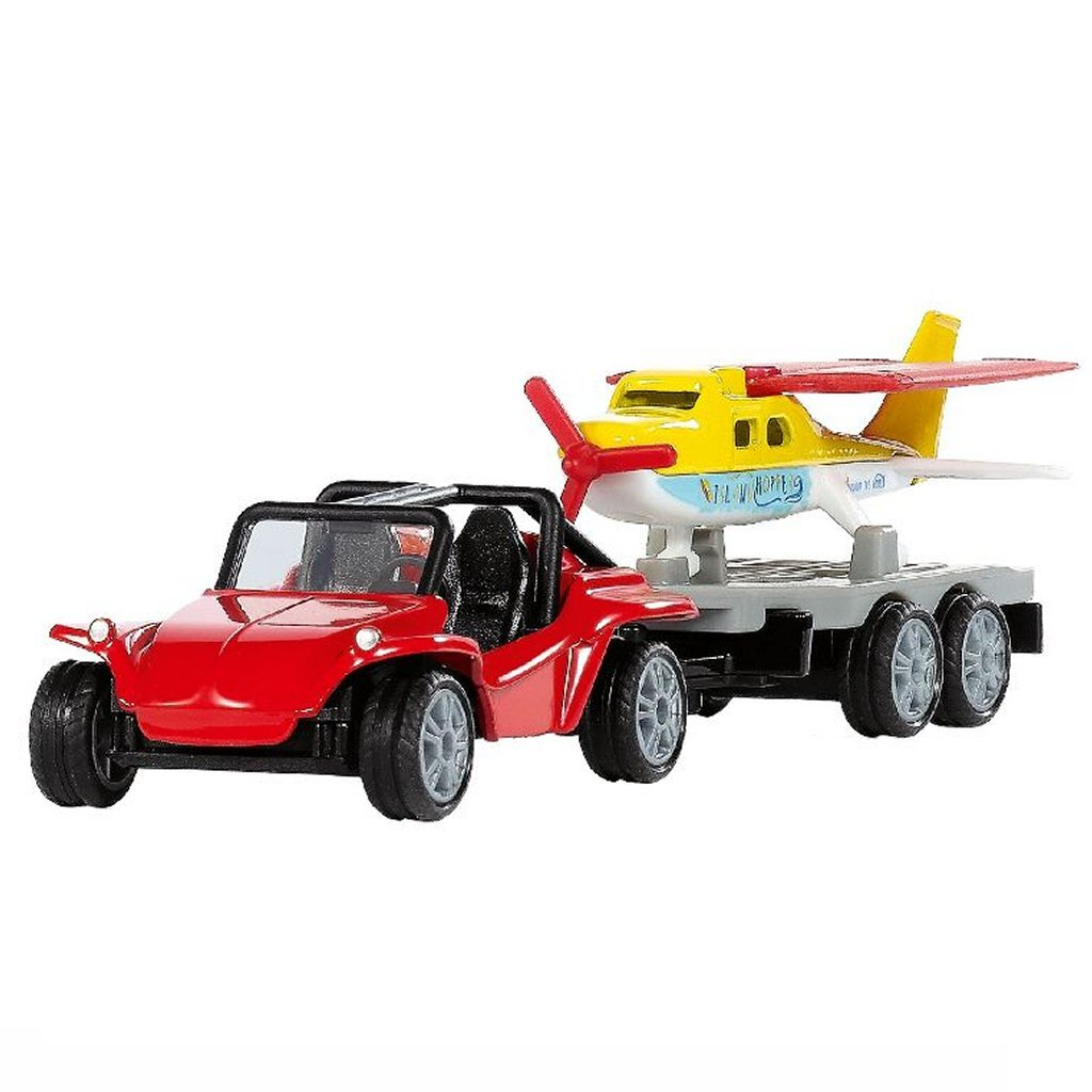 Ein rotes Spielzeugauto zieht einen Anhänger mit einem gelben Flugzeug.