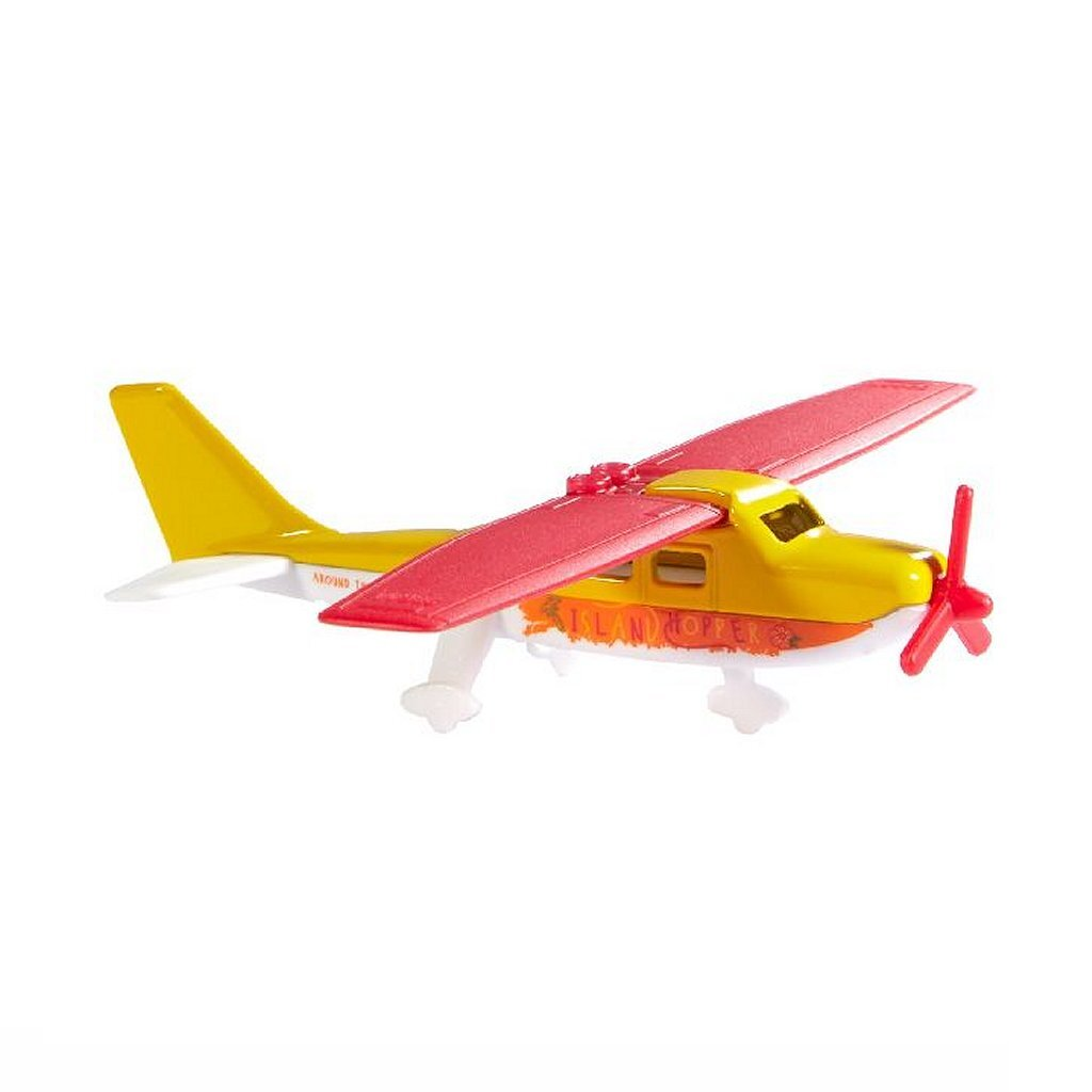 Ein gelbes und rotes Spielzeugflugzeug mit Propeller und Flügeln auf weißem Hintergrund.