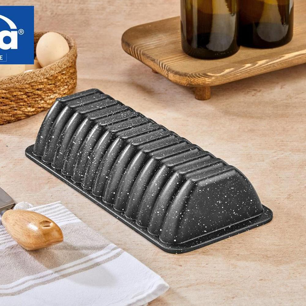 Beyaz benekli siyah somun tavası, yumurta sepetinin yanında tezgahta duruyor.