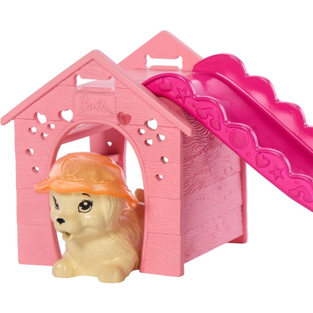 Un cachorro amarillo con sombrero naranja dentro de una caseta rosa con tobogán.