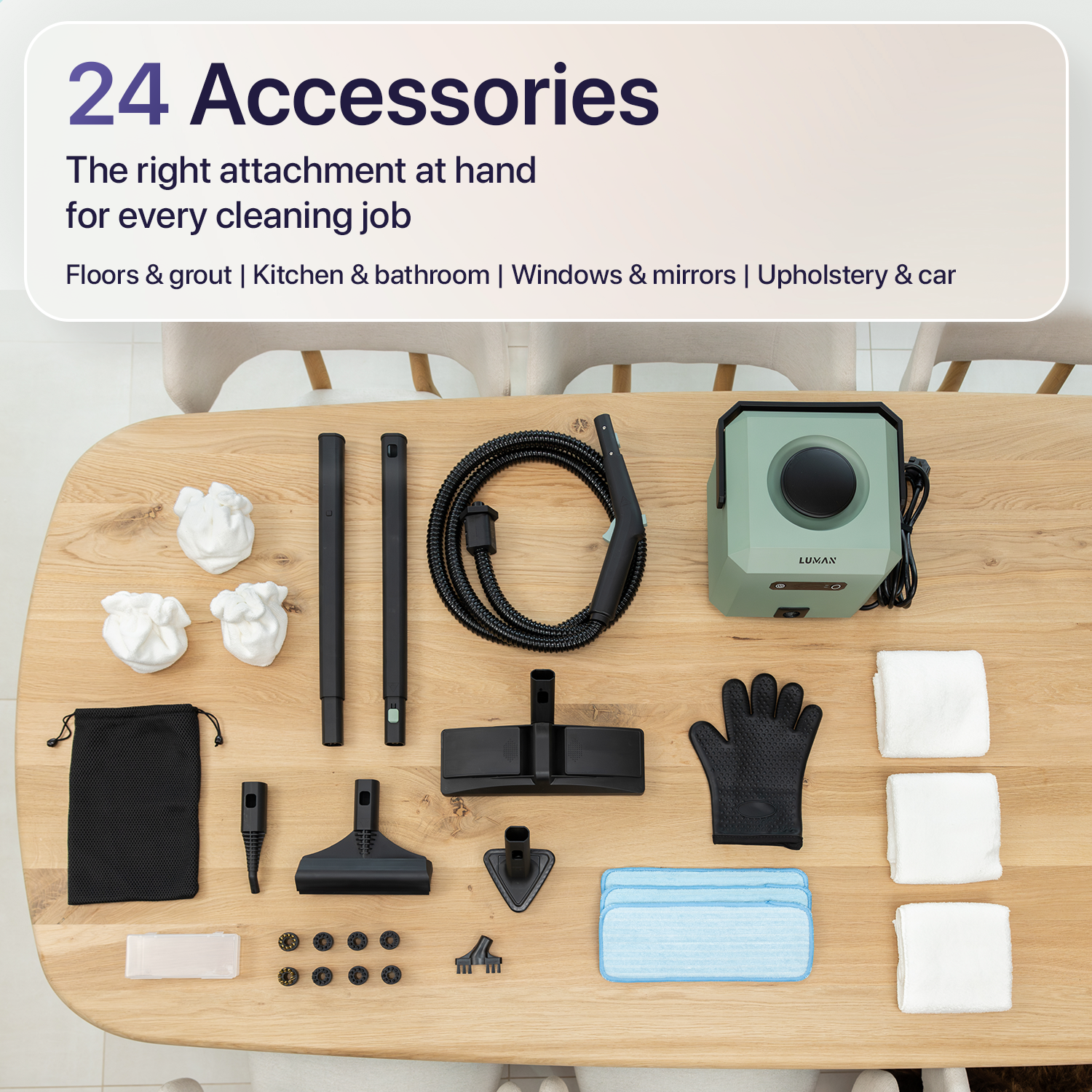 Accessori per pulitore a vapore: tubo, spazzole, guanto, panni e unità su tavolo legno.