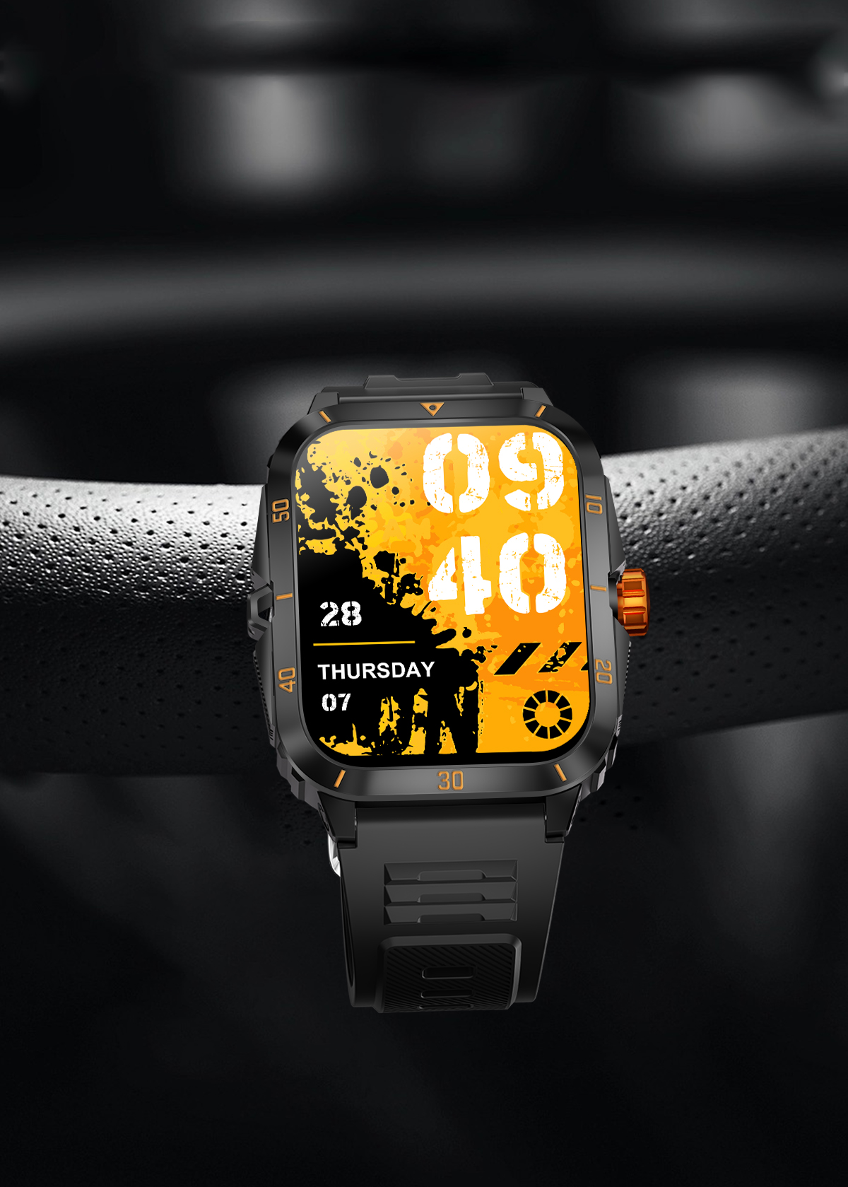 Schwarze Smartwatch mit orange-schwarzem Zifferblatt und Datum.