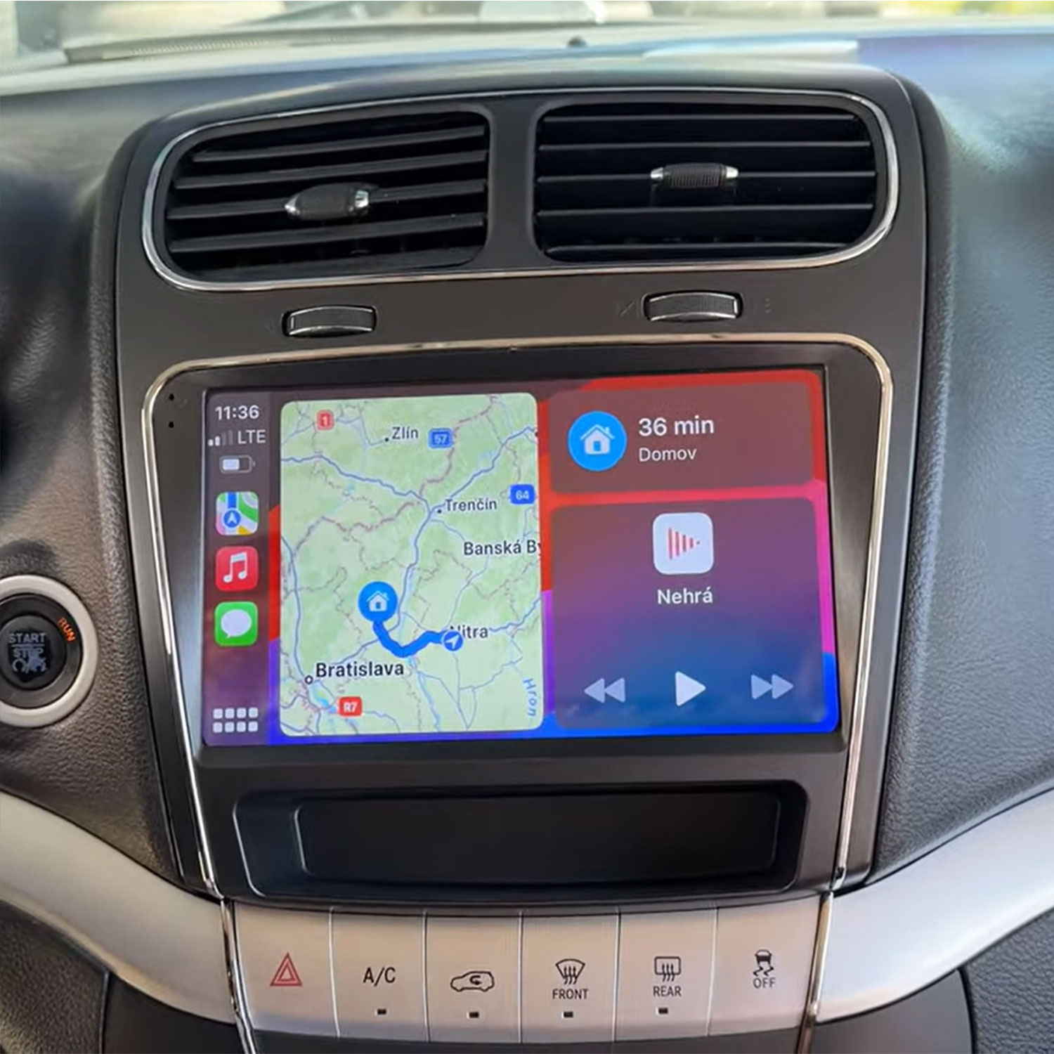 Salpicadero de coche con pantalla de navegación y música. Muestra mapa y controles.