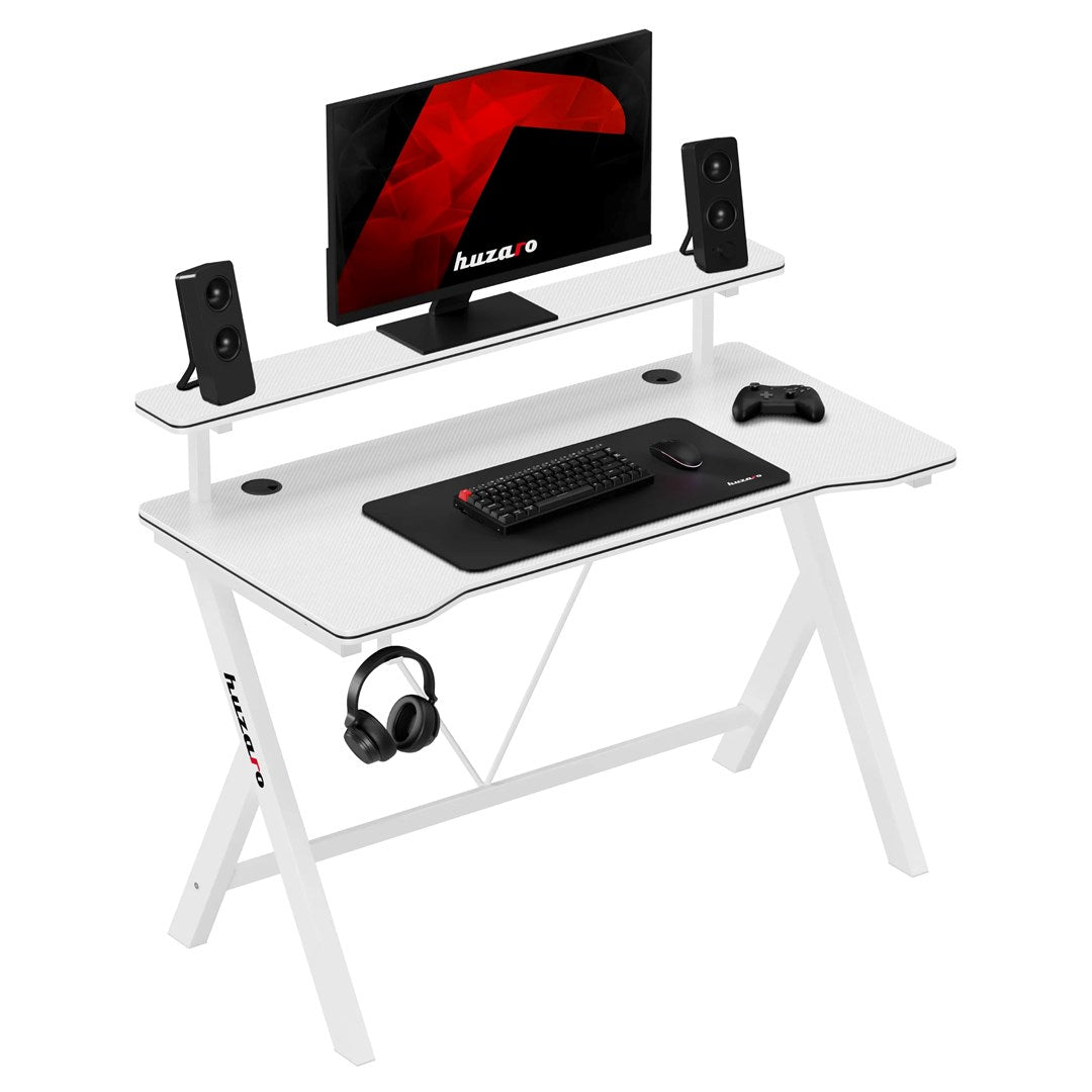 Białe biurko z monitorem, klawiaturą, myszą, głośnikami i słuchawkami.