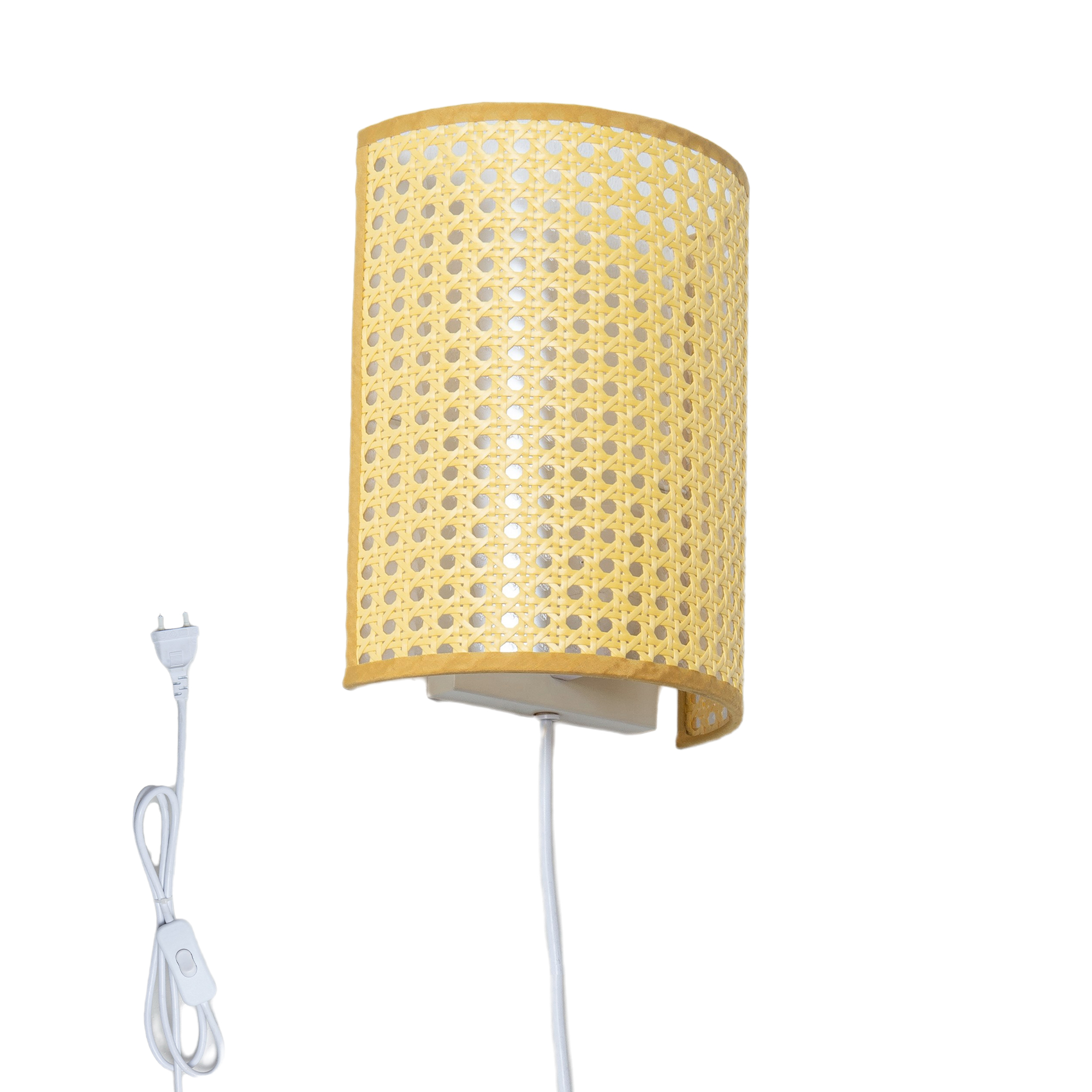 Una pantalla de lámpara de pared de ratán amarilla con cable y enchufe blancos.