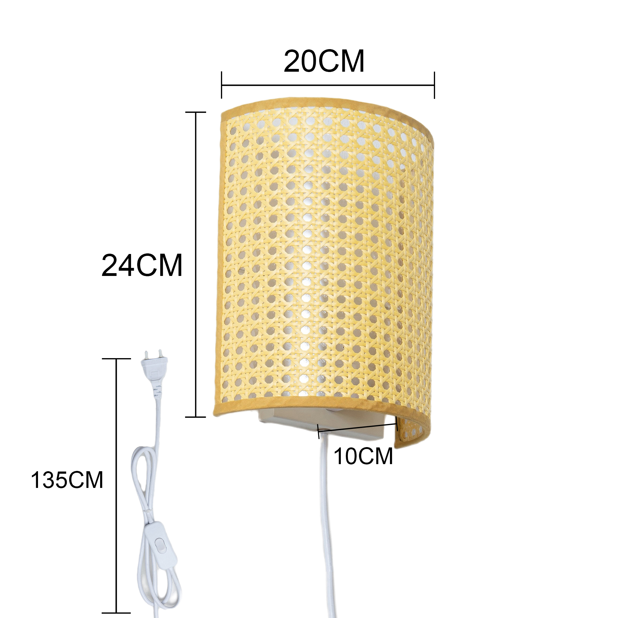 Una lámpara de pared con pantalla de ratán tejida. Se ven cable y enchufe blancos.