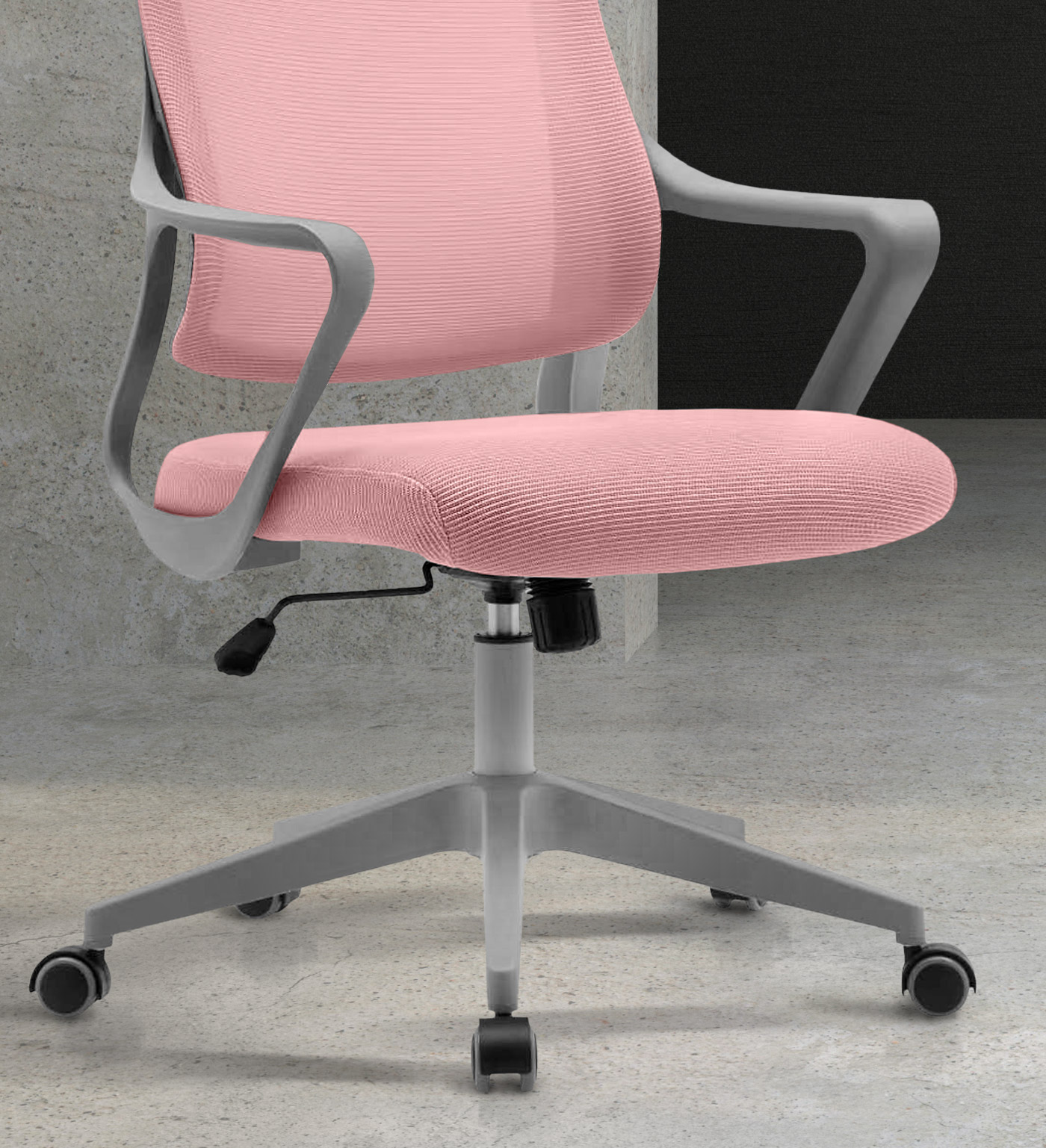 Silla de oficina rosa con brazos grises sobre suelo de hormigón.