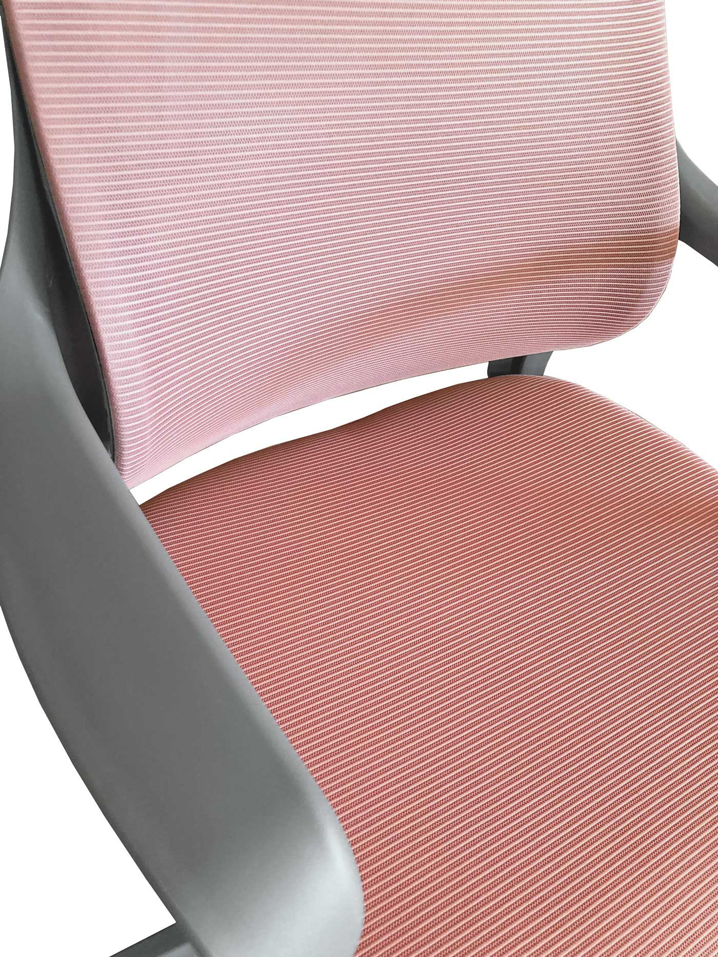 Silla de oficina rosa con estructura y reposabrazos grises.