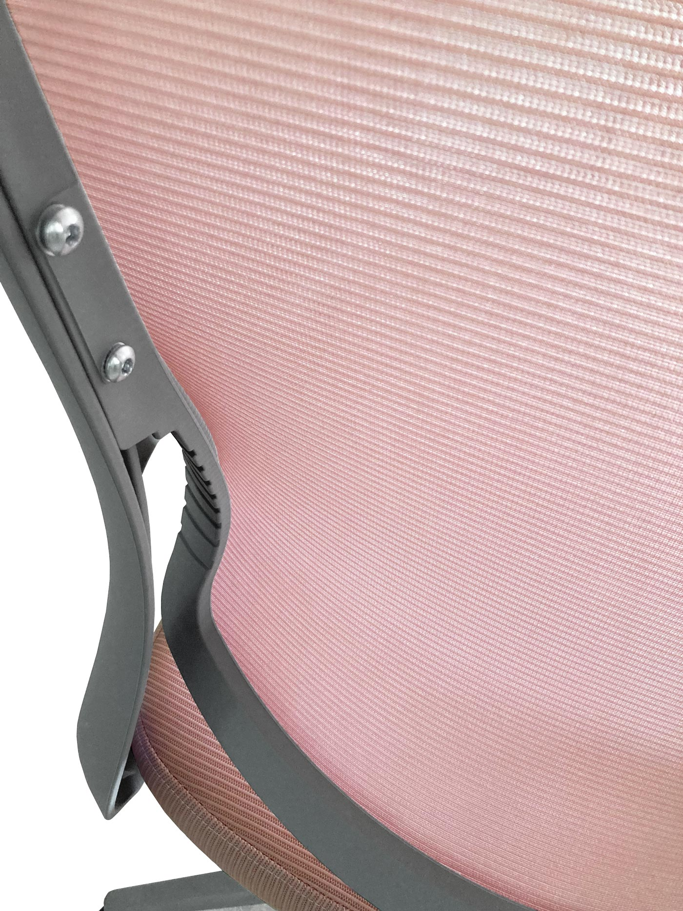 Primer plano de una silla rosa con marco de metal gris y tornillos.