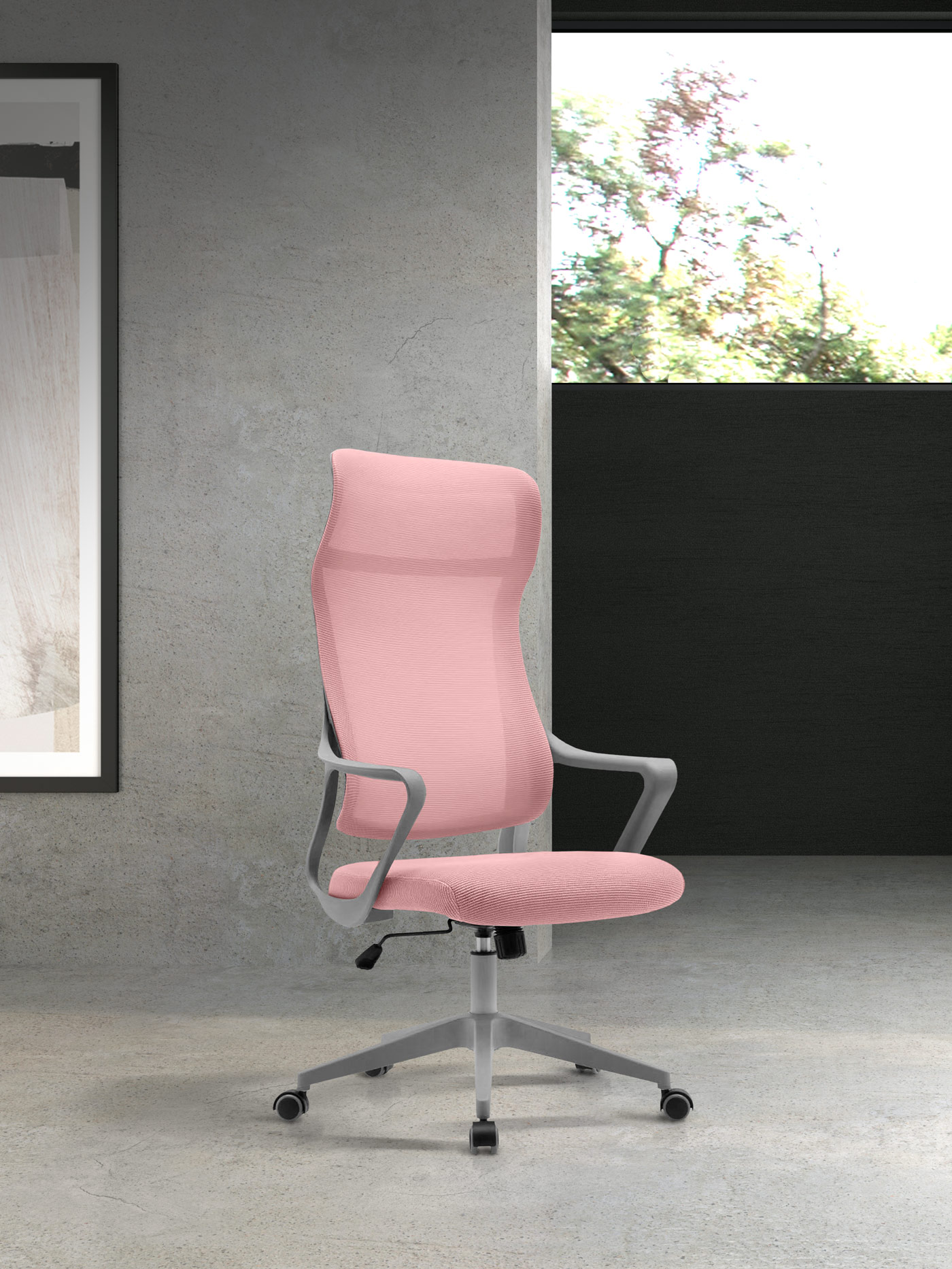 Una silla de oficina rosa con marco gris se asienta sobre suelo de hormigón.