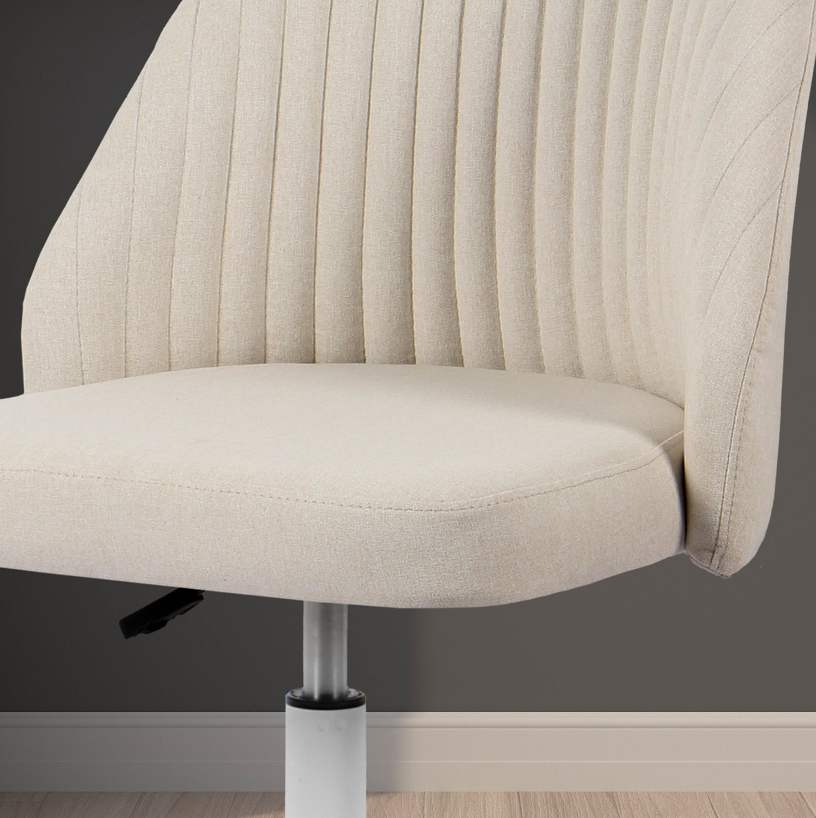 Una silla de oficina beige con costuras verticales en el respaldo y asiento acolchado.
