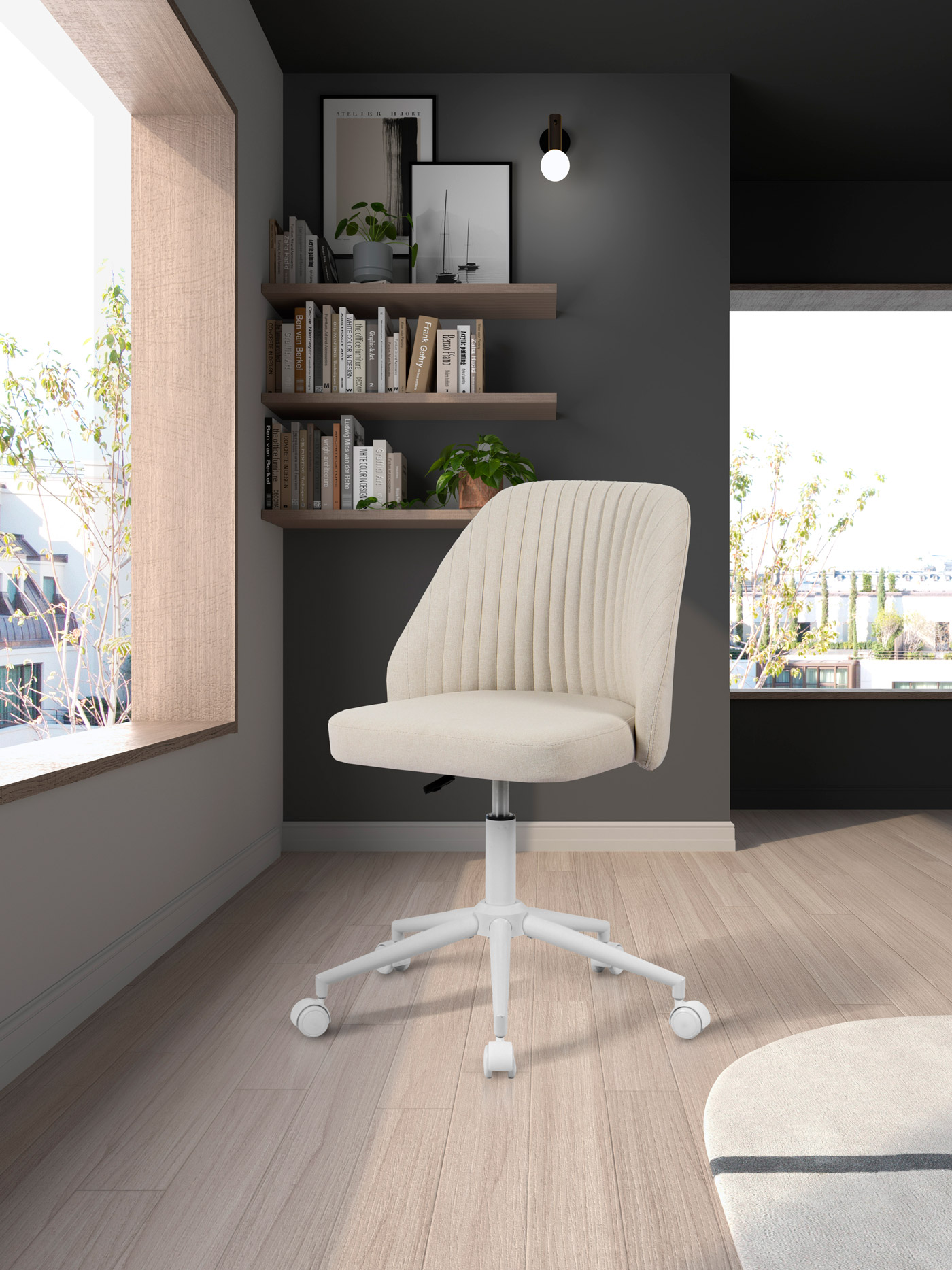 Una silla de oficina beige con ruedas está en un suelo de madera junto a una ventana.