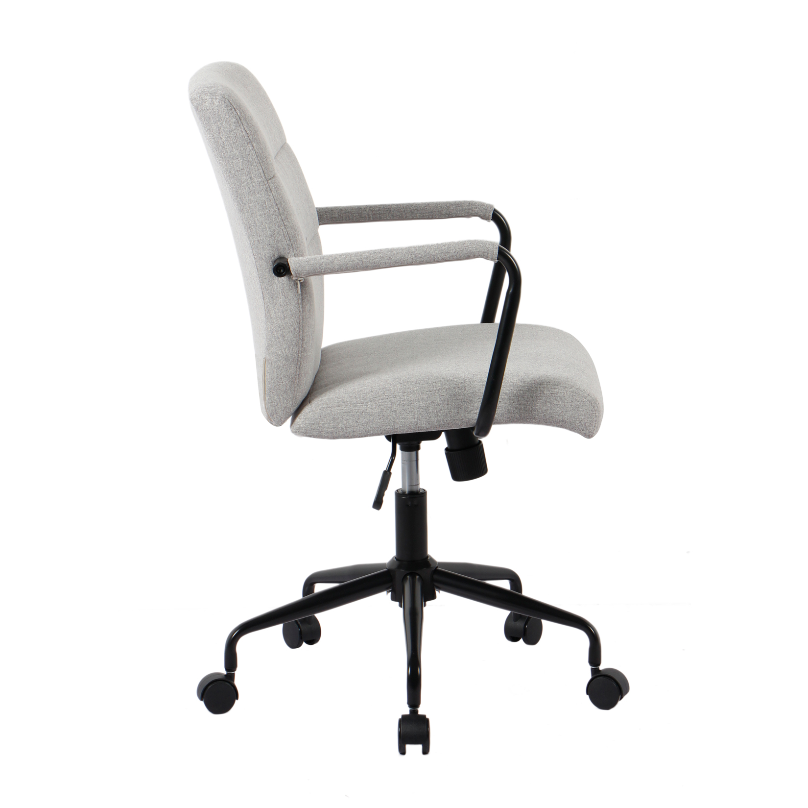 Silla de oficina gris con reposabrazos y ruedas negras sobre fondo blanco.