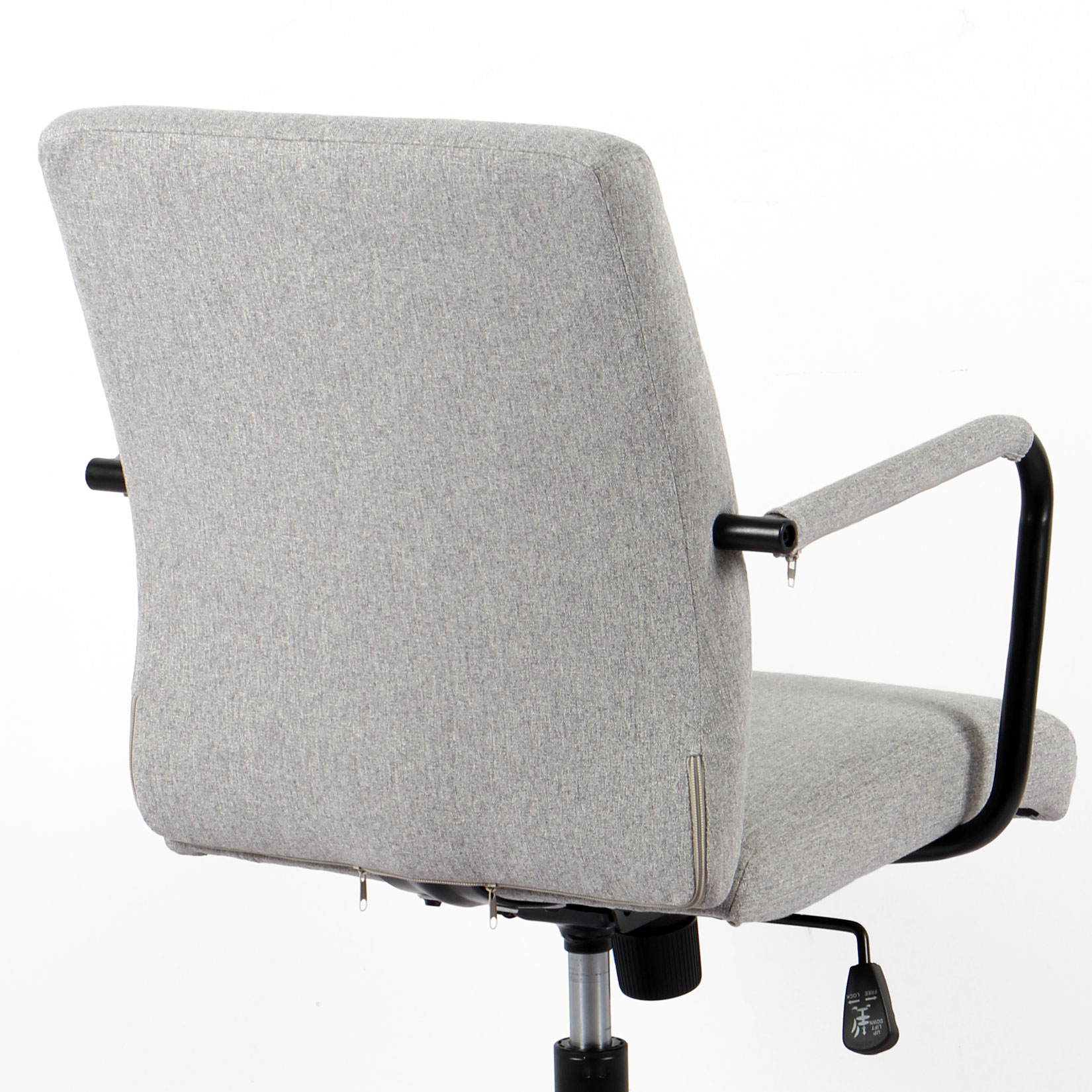 Una silla de oficina de tela gris con reposabrazos de metal negro, vista de espaldas.