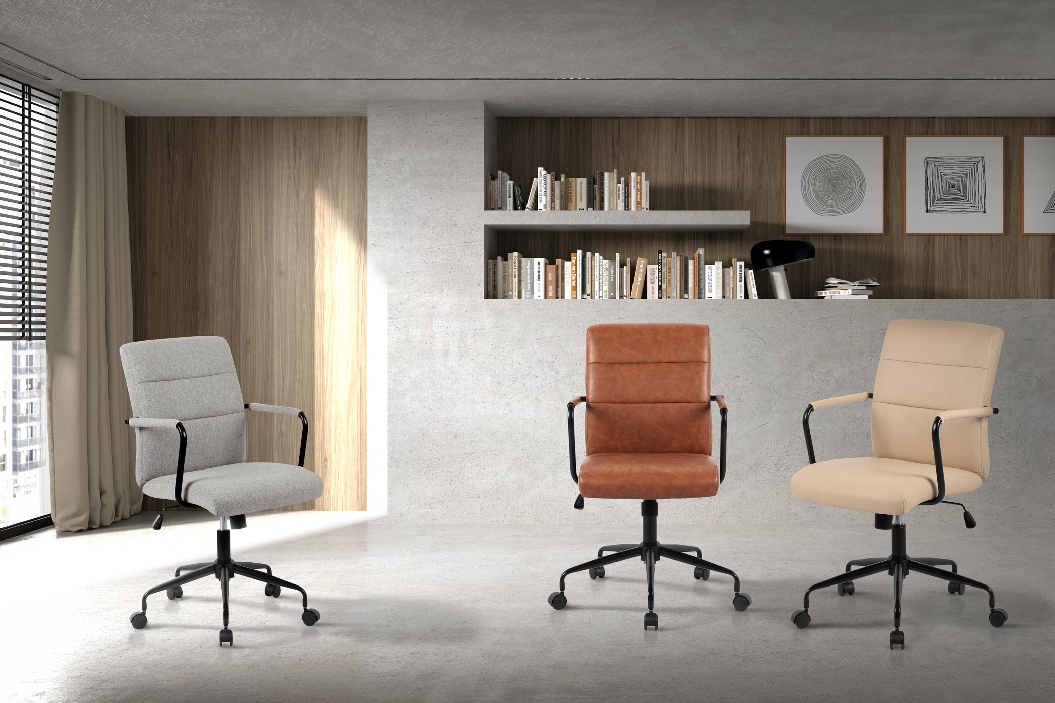 Tres sillas de oficina en una sala moderna. Una es gris, una marrón y una beige.