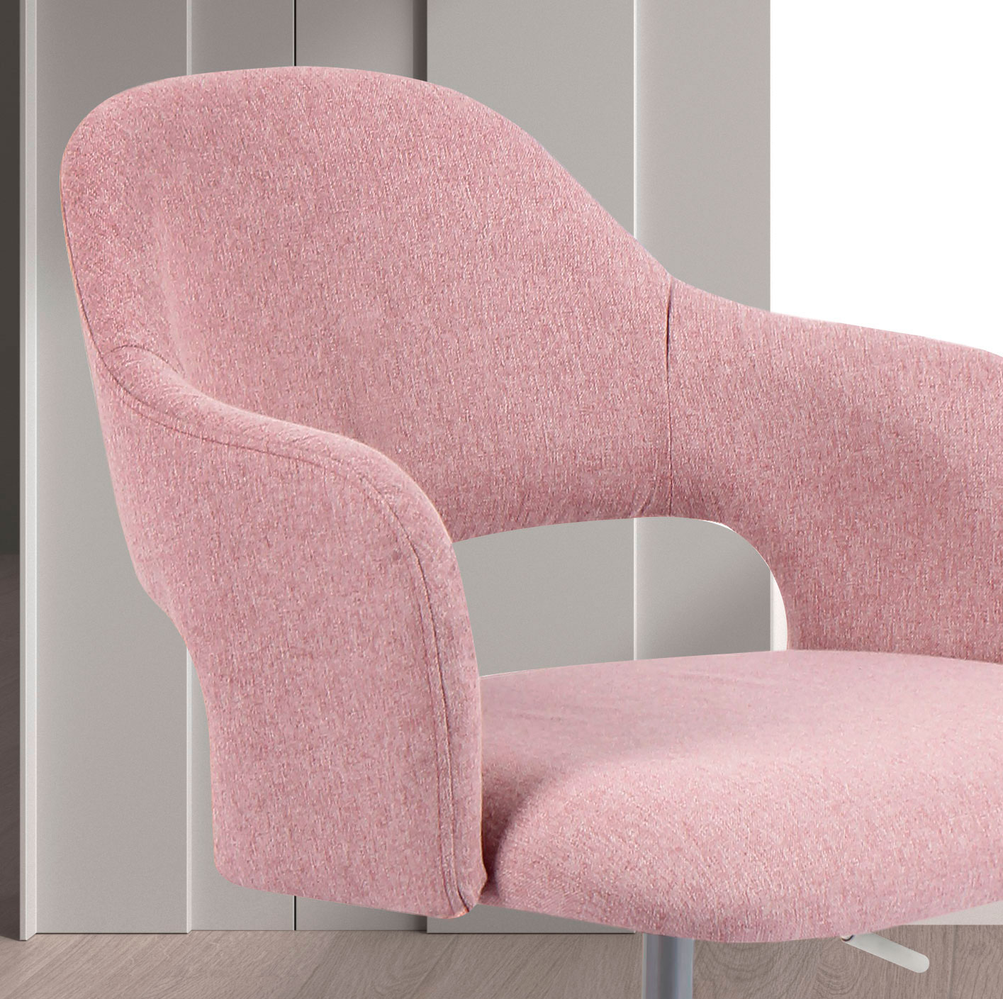 Una silla de tela rosa con reposabrazos y base de metal gris.