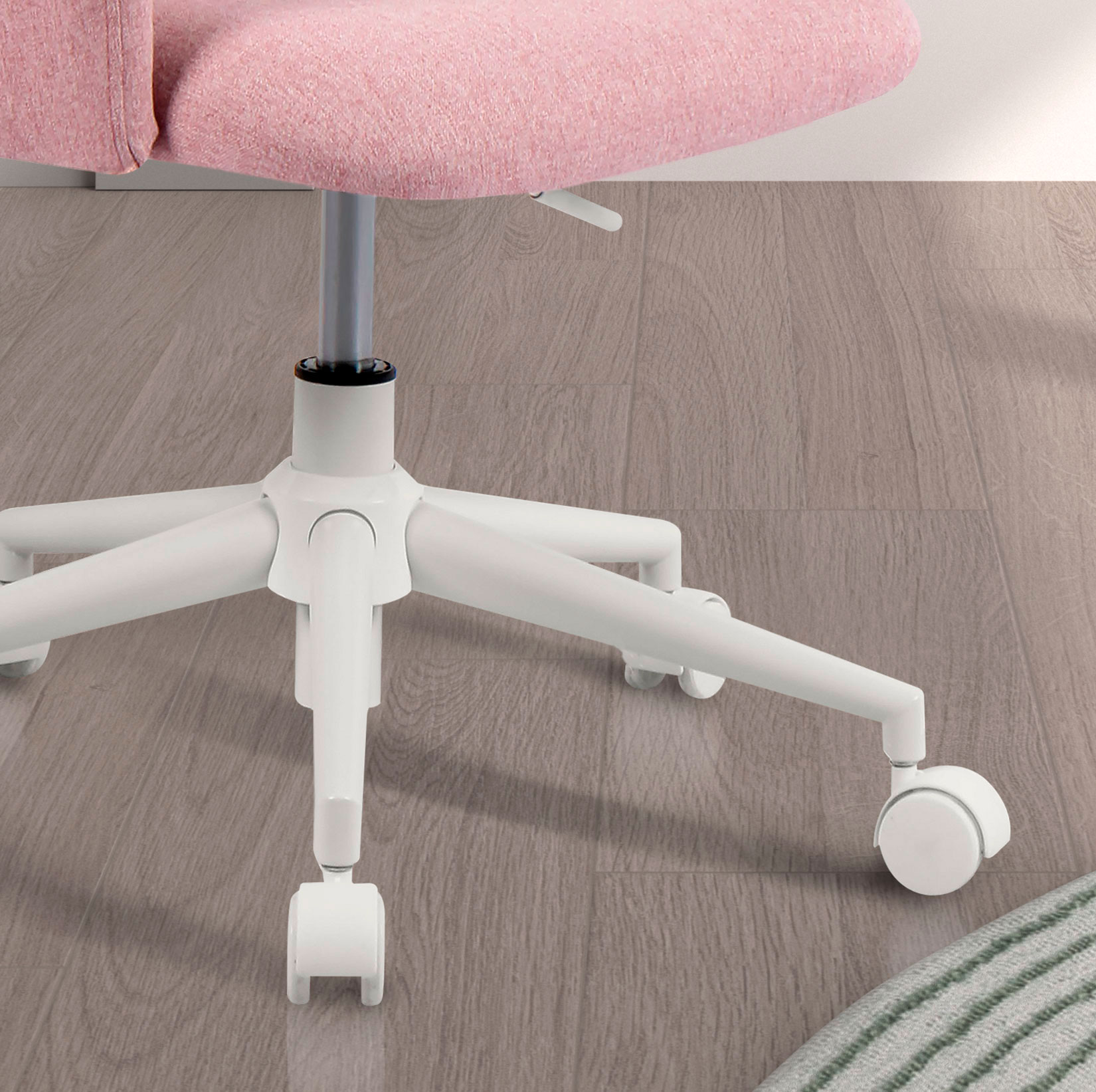 Una silla de oficina rosa con base blanca y ruedas sobre suelo de madera.