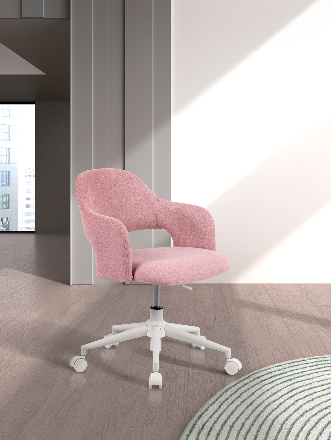 Una silla de oficina rosa con ruedas blancas y base metálica gris sobre suelo de madera.