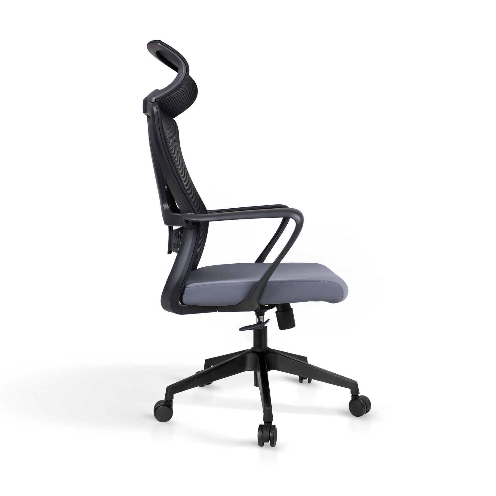 Silla de oficina negra con asiento gris y reposacabezas ajustable sobre ruedas.