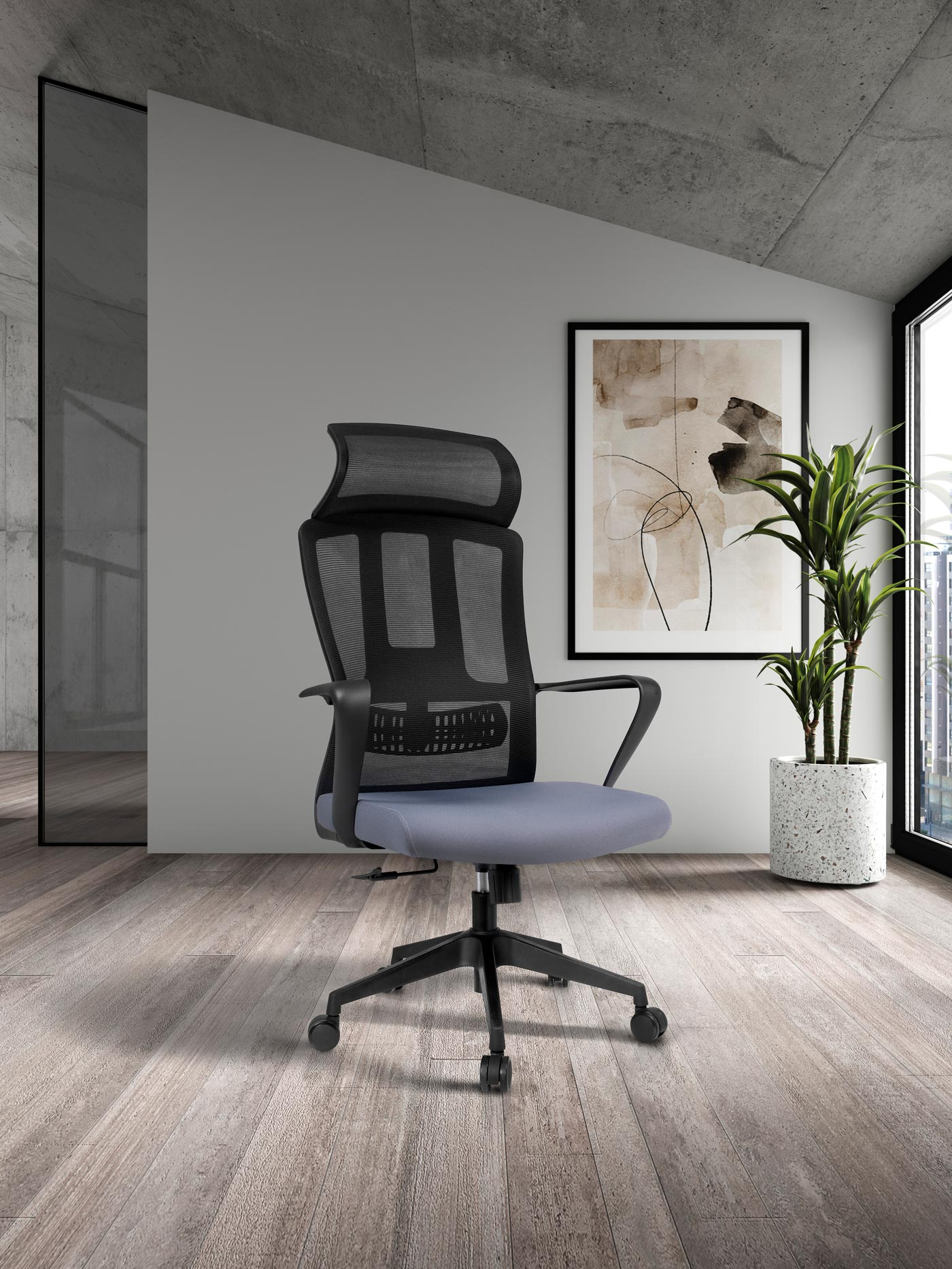Una silla de oficina negra con asiento gris frente a una ventana y un cuadro.