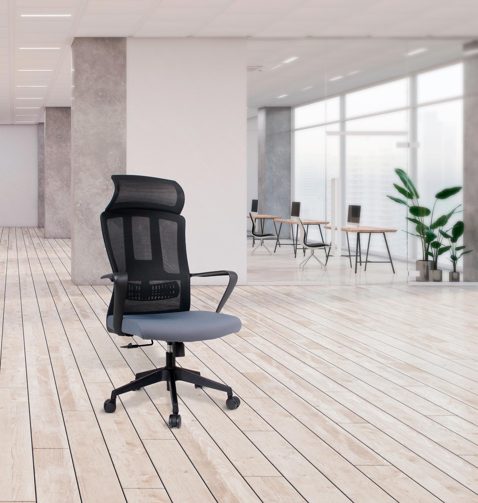 Una silla de oficina ergonómica negra con asiento gris está en primer plano sobre un suelo de madera clara.