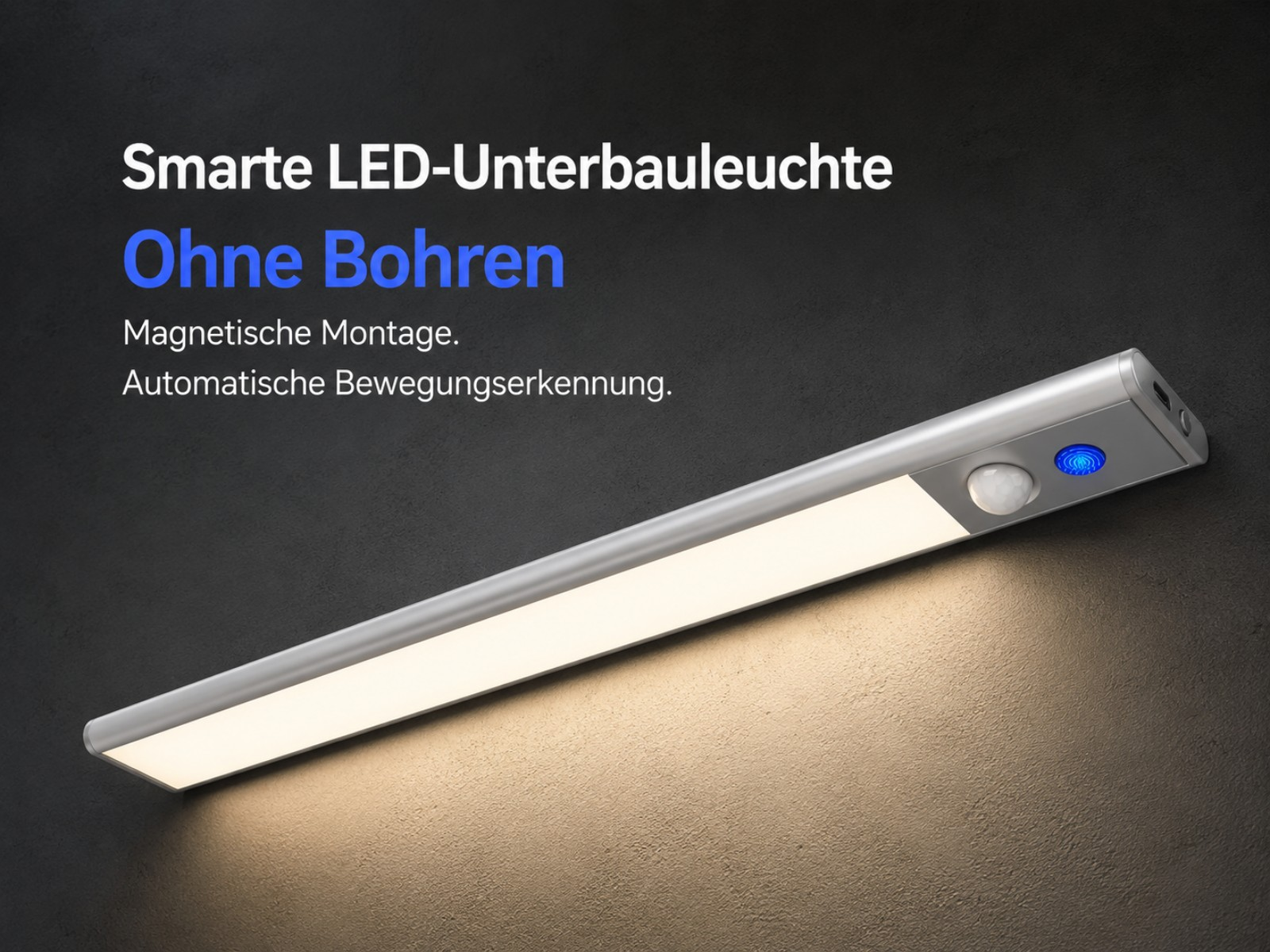 Eine silberne LED-Leiste mit Bewegungssensor beleuchtet eine Wand.