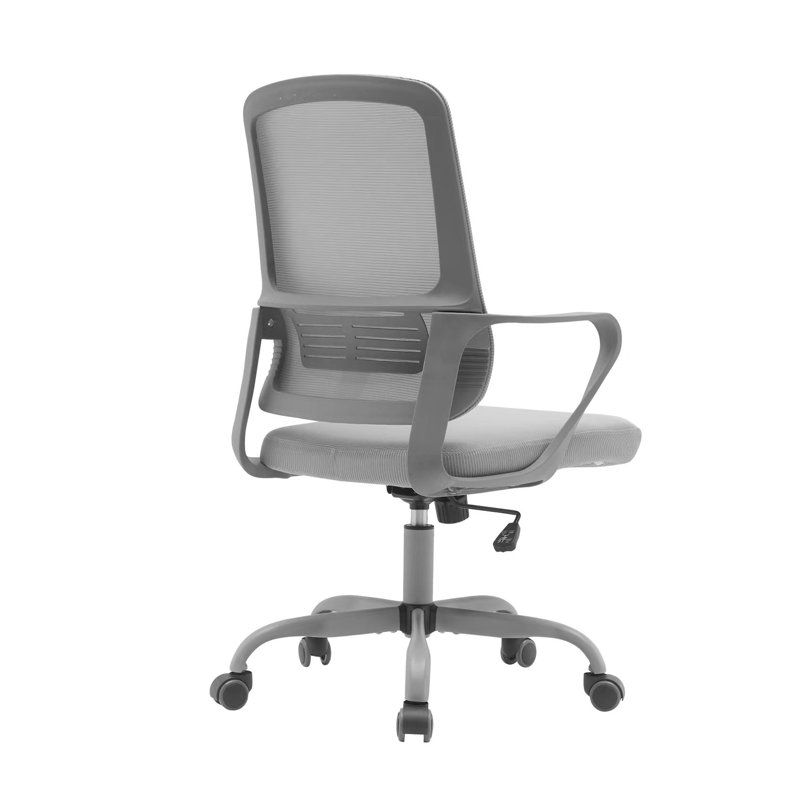 Silla de oficina gris con respaldo de malla y ruedas, vista desde atrás.