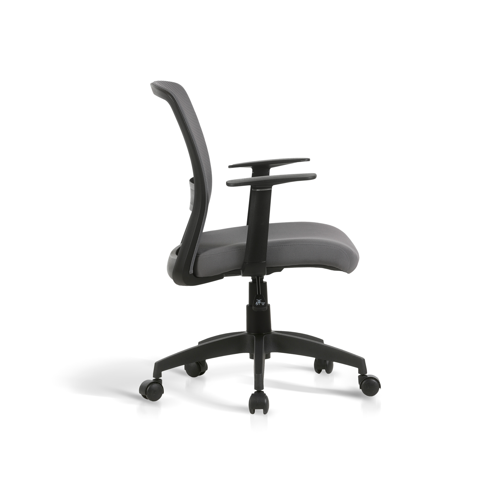 Silla de oficina gris con respaldo de malla y reposabrazos sobre base negra con ruedas.