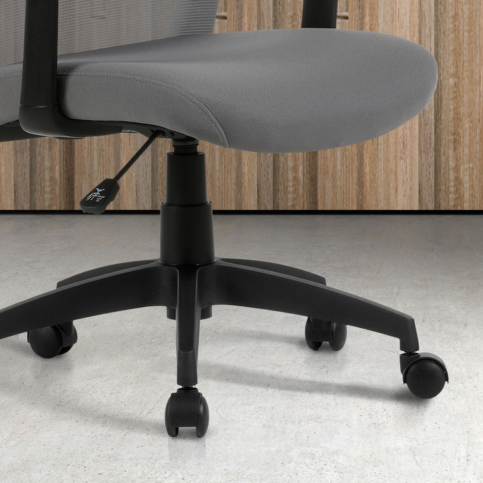 Silla de oficina gris con palanca de elevación a gas y ruedas.