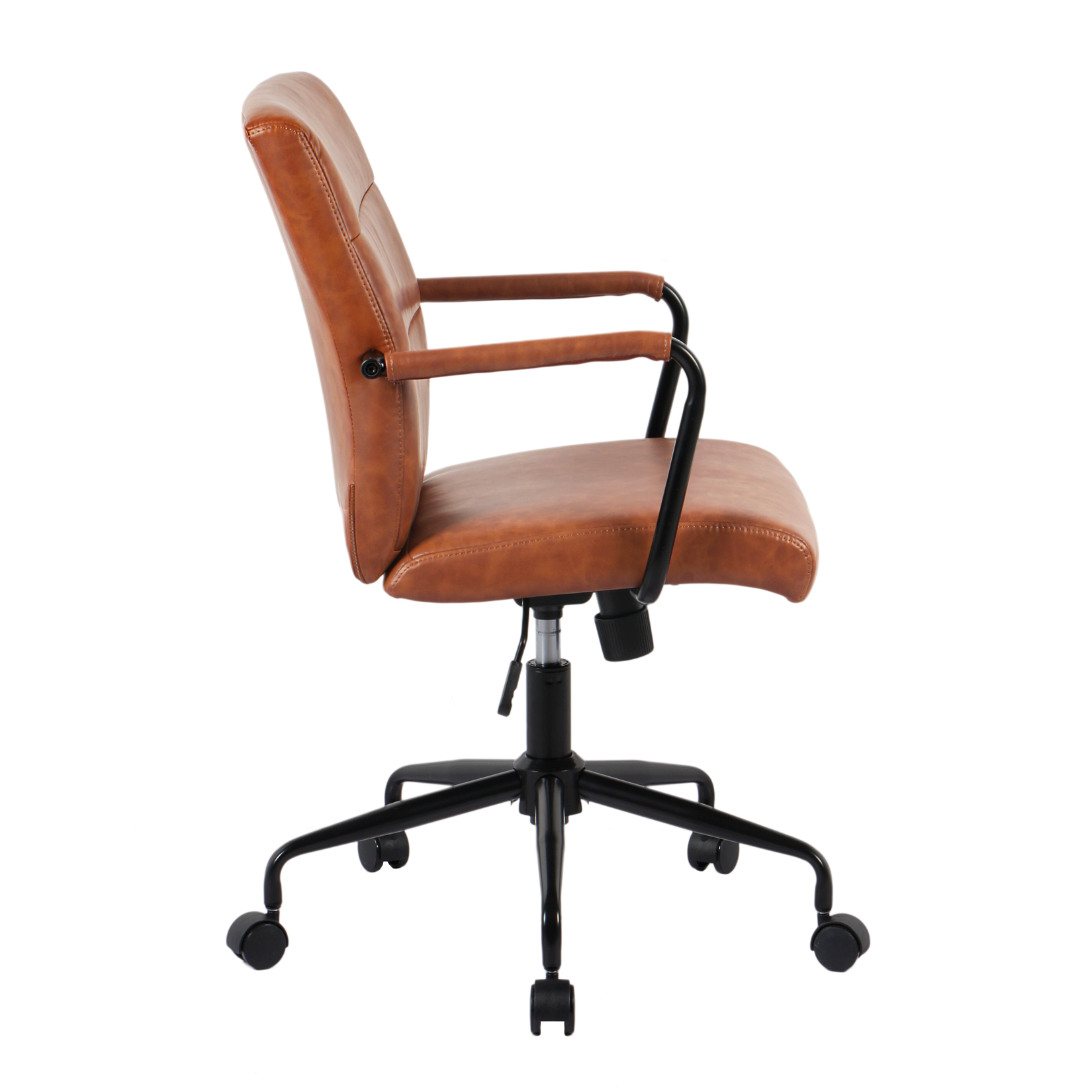 Una silla de oficina de cuero marrón con brazos y base de metal negro con ruedas.