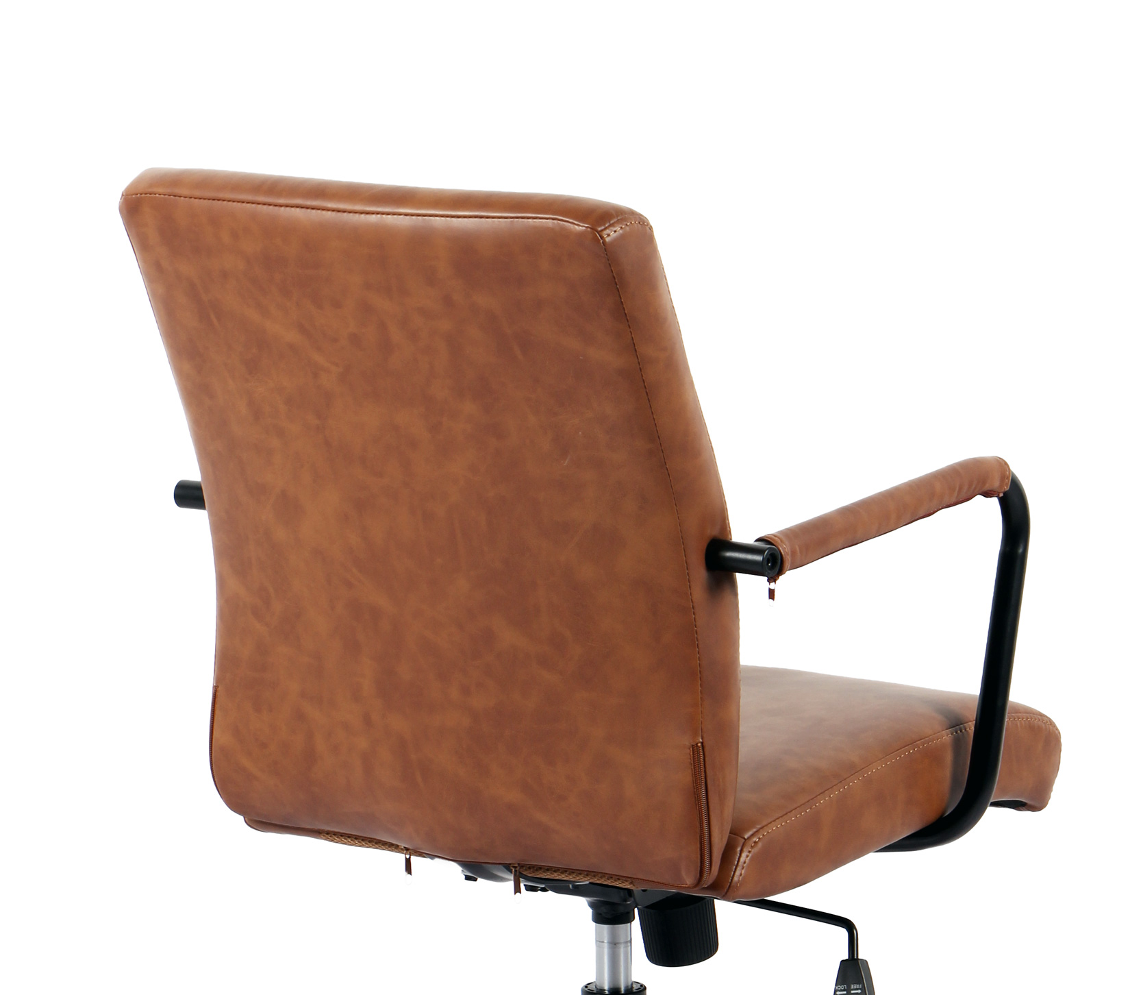 Silla de oficina de cuero marrón con marco de metal negro, vista de espaldas.