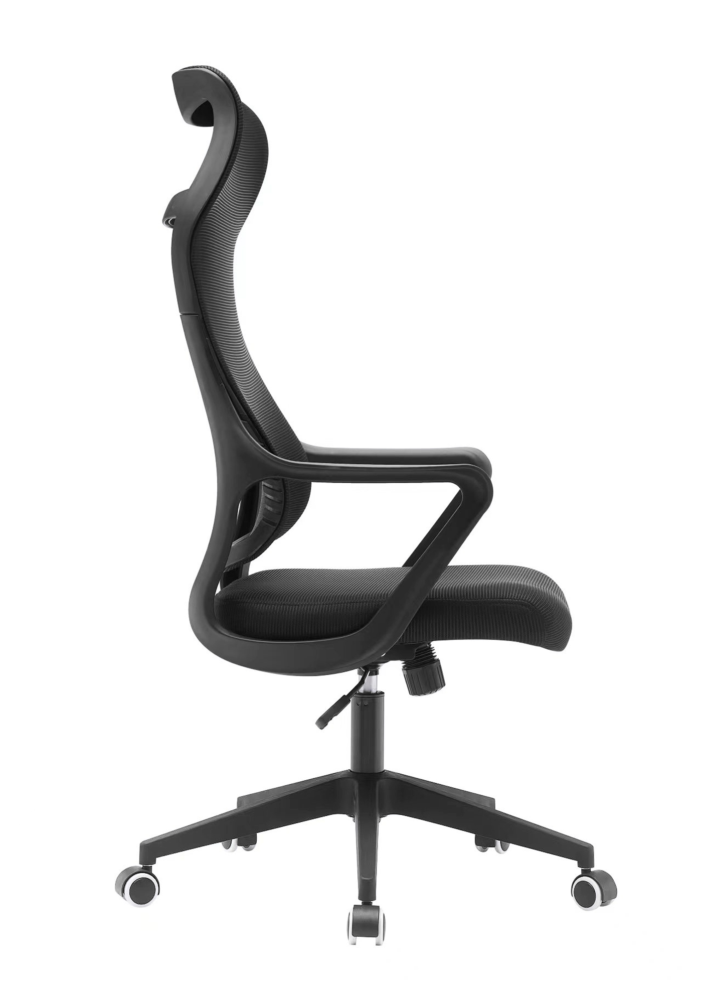 Una silla de oficina negra con respaldo de malla y ruedas.
