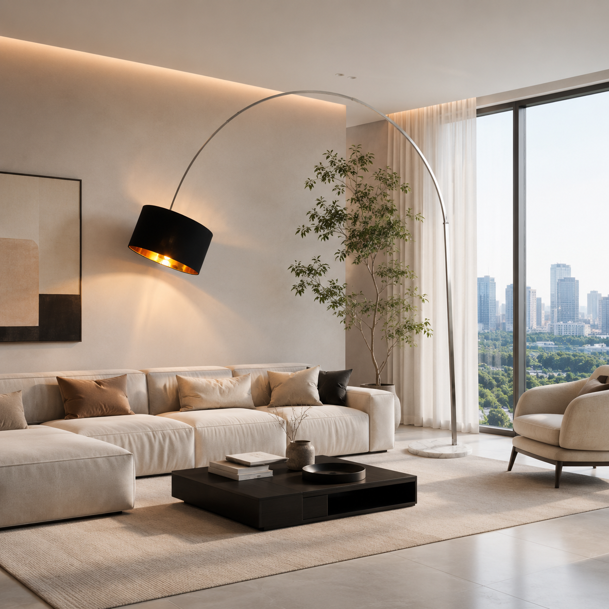 Un salón amplio y luminoso con sofá modular, mesa de centro y lámpara de arco.