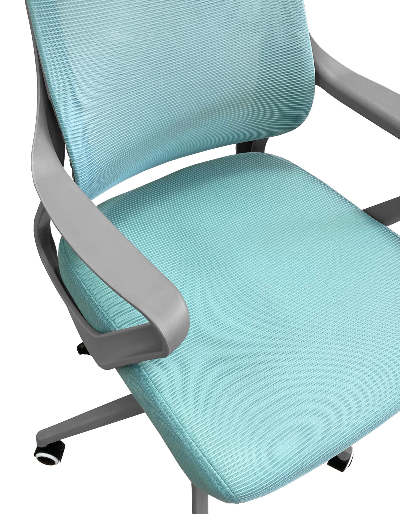 Una silla de oficina turquesa con brazos y ruedas grises.