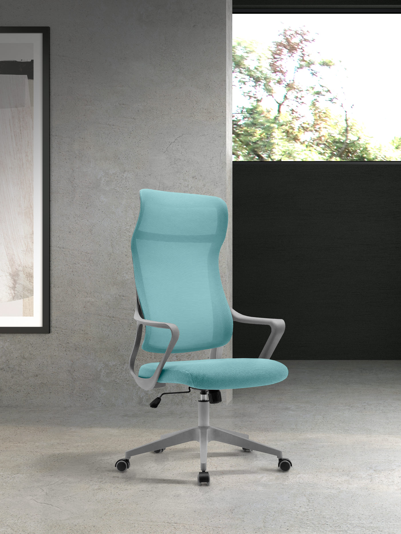 Una silla de oficina turquesa con respaldo de malla sobre suelo de hormigón.