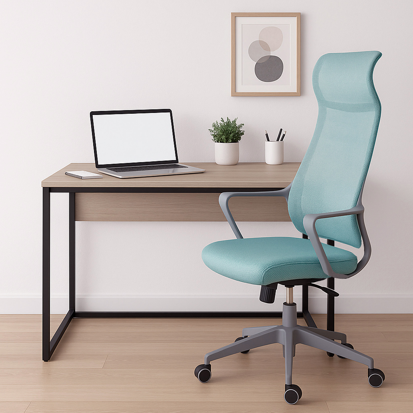 Un escritorio con portátil, planta y bolígrafos, junto a una silla de oficina turquesa.