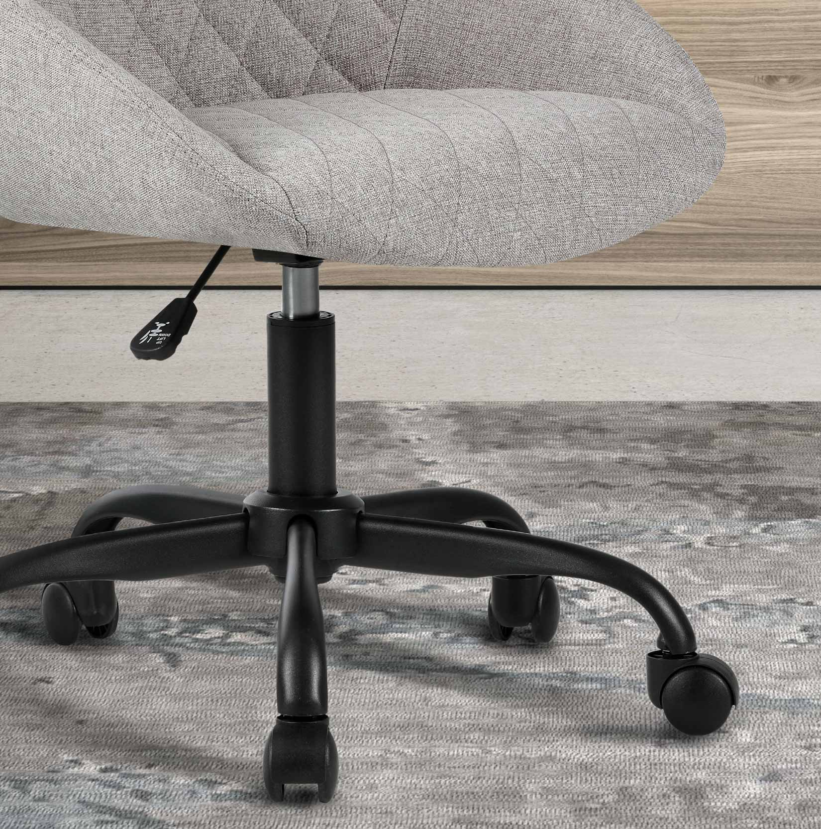 Silla de oficina tapizada gris con base negra y ruedas sobre alfombra.