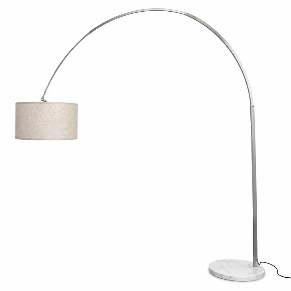 Una lámpara de pie de arco moderna con base de mármol y pantalla de lino beige.