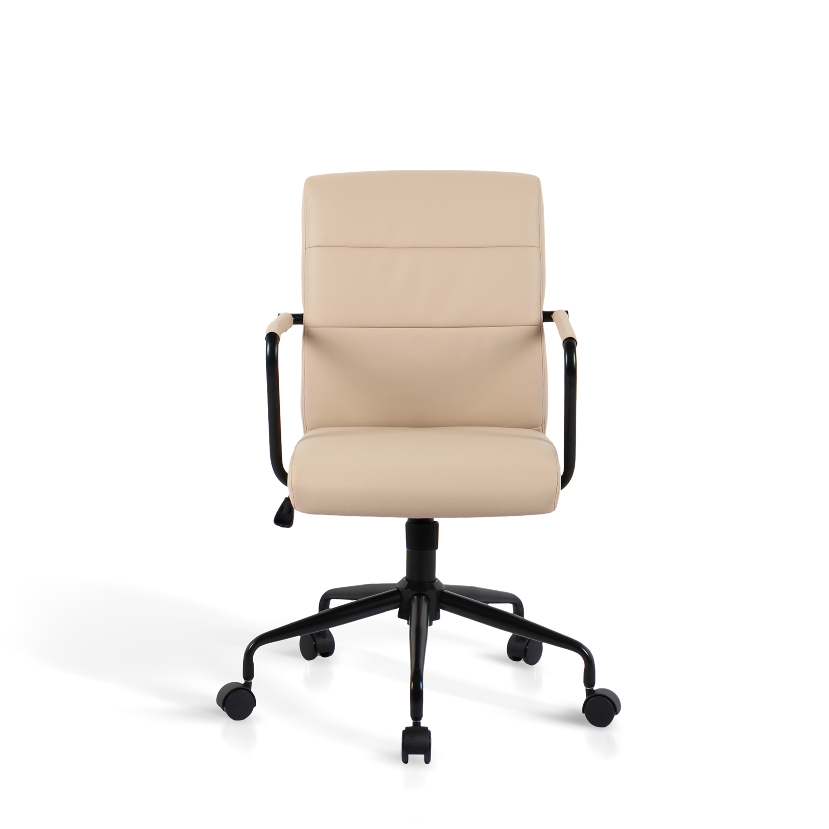 Una silla de oficina beige con brazos de metal negros y ruedas sobre fondo blanco.