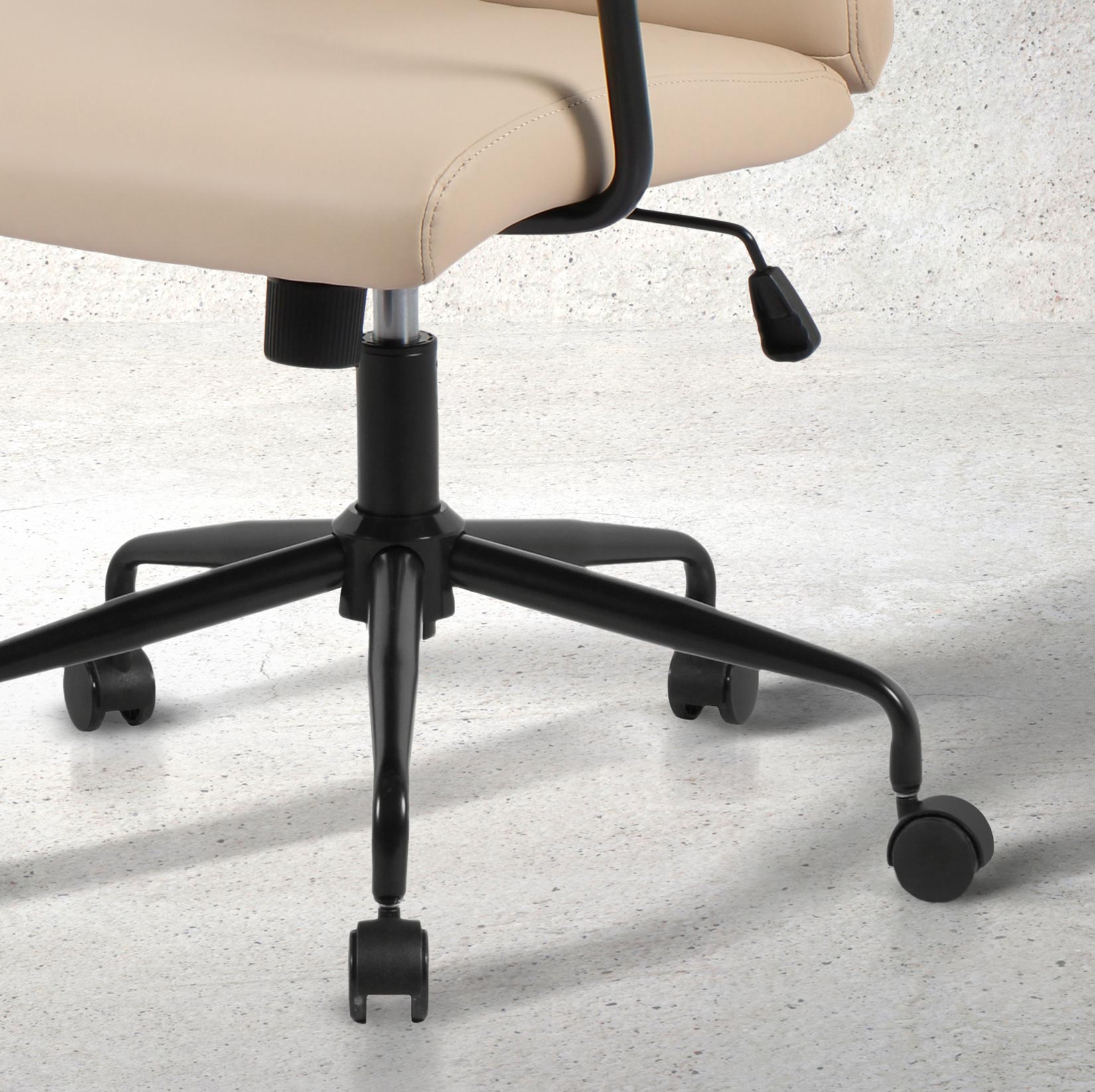 Primer plano de la base negra de una silla de oficina con ruedas y asiento beige.