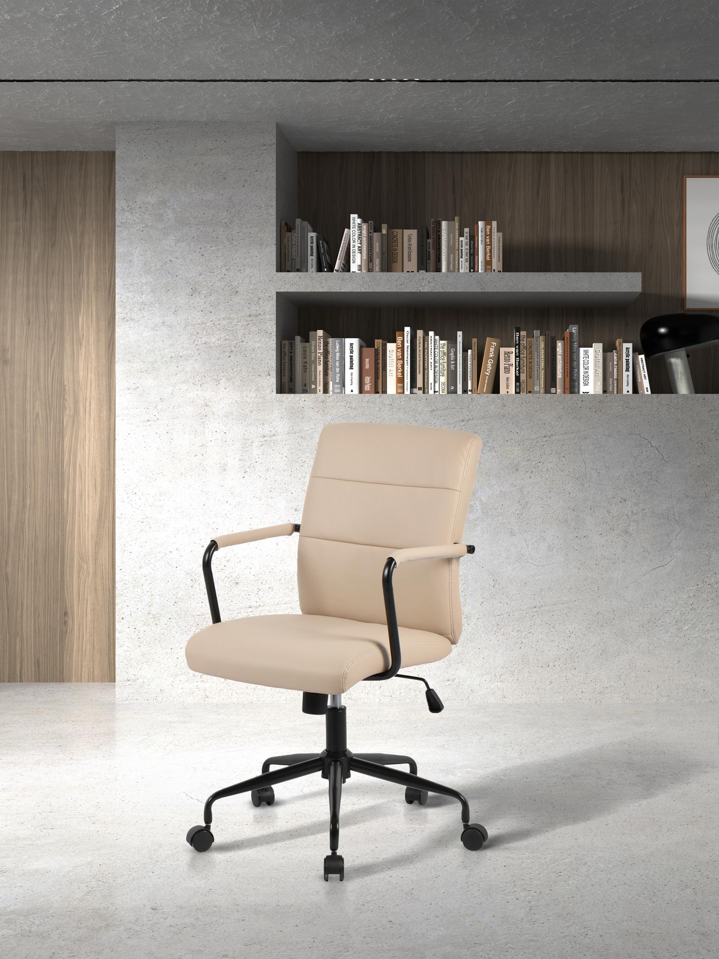 Una silla de oficina beige con brazos y ruedas negras frente a estanterías.