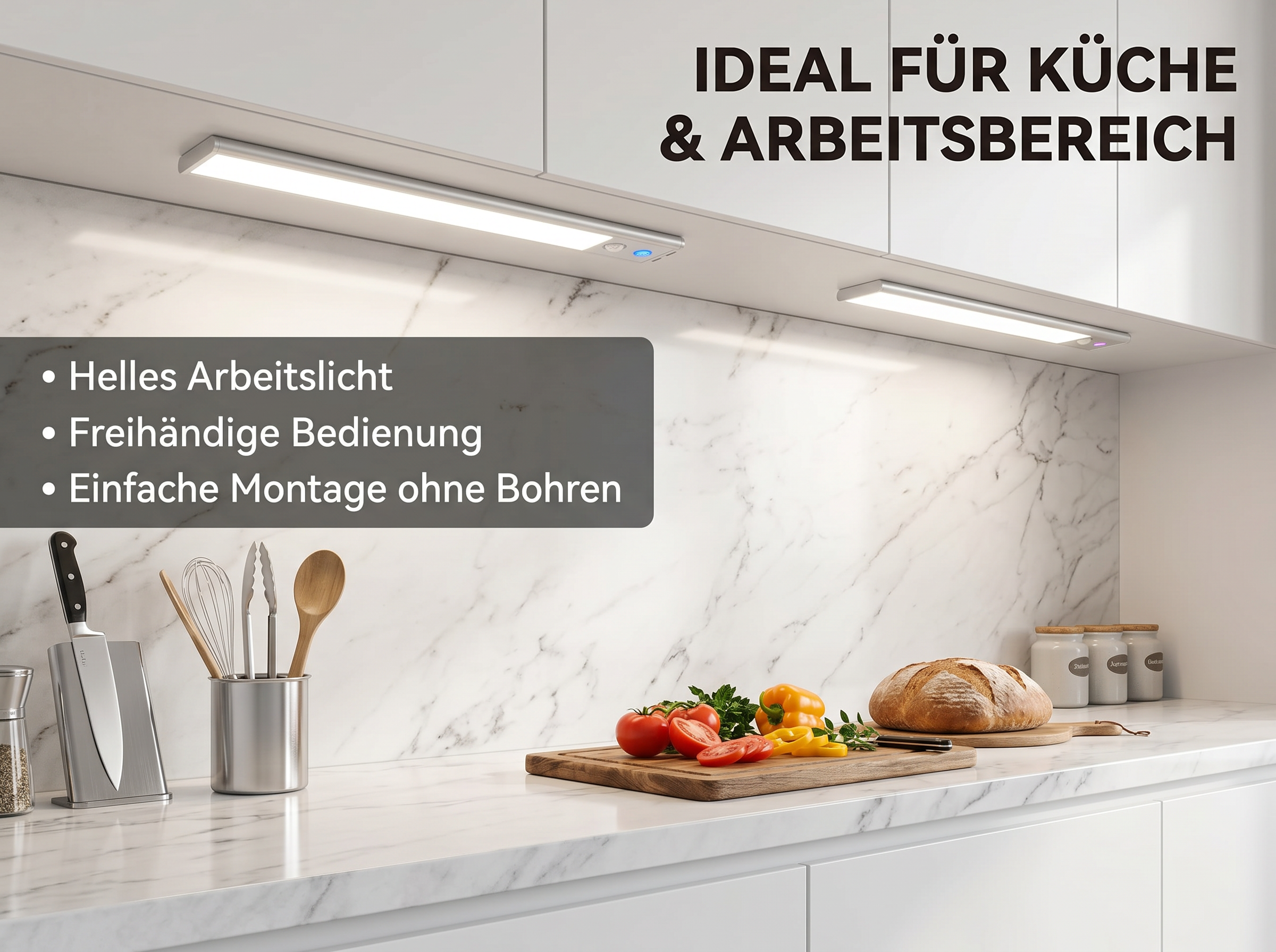 Küche mit Unterbauleuchten, Brot, Gemüse und Küchenutensilien auf Marmorablage.