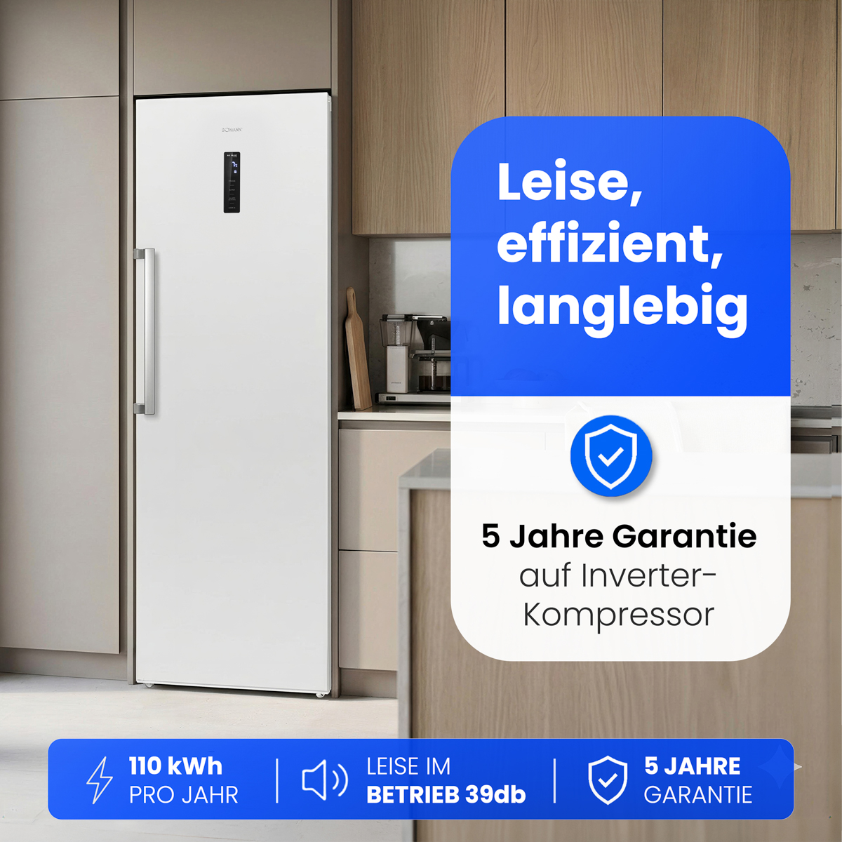 Ein weißer Kühlschrank steht in einer modernen Küche mit Holzelementen.
