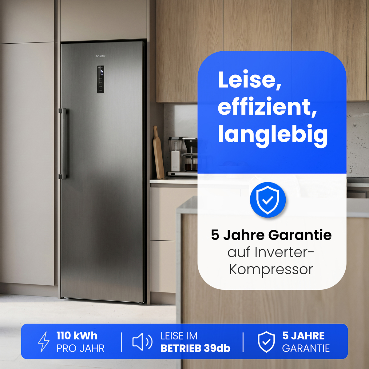 Ein moderner silberner Kühlschrank steht in einer Küche. Er hat 5 Jahre Garantie.