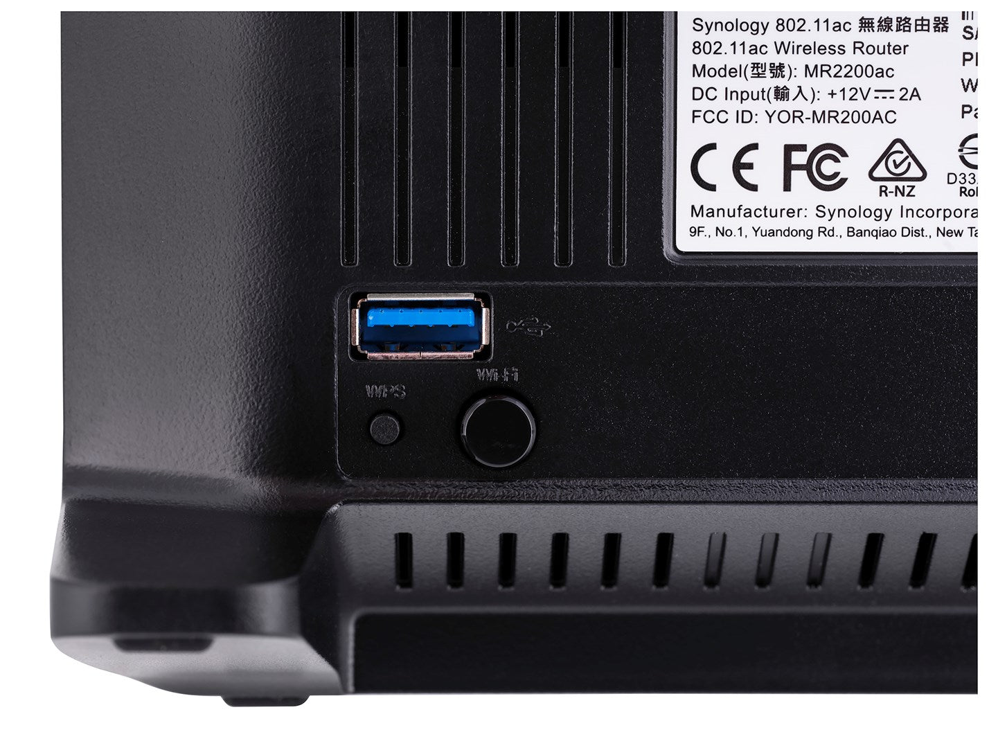 Close-up van een zwarte router met USB-poort, WPS- en resetknoppen.