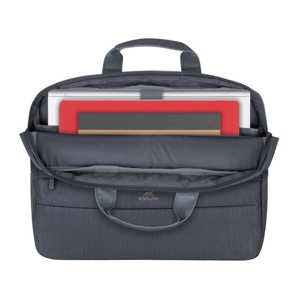 Bolsa gris para portátil con portátil plateado, cuaderno rojo y libro gris.