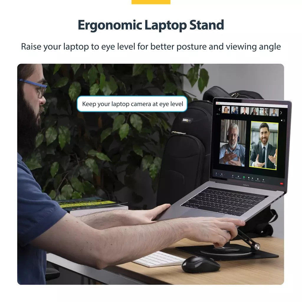 Mann nutzt einen Laptop-Ständer, um die Kamera auf Augenhöhe zu halten.
