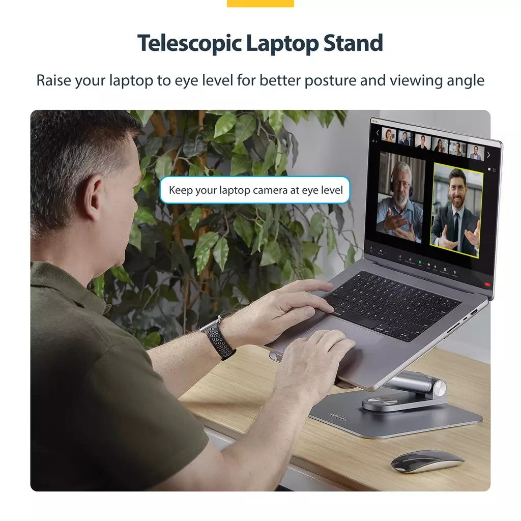 Mann benutzt Laptop auf einem Ständer, um die Kamera auf Augenhöhe zu halten.